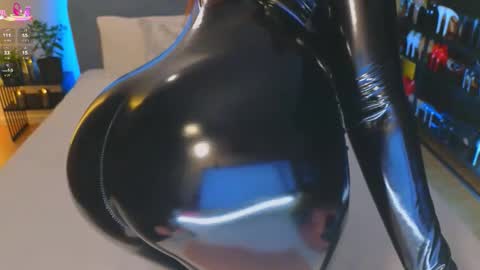 Snapshot of kira_sexxx chatting on 10.11.25 Kira online show from 10.11.25