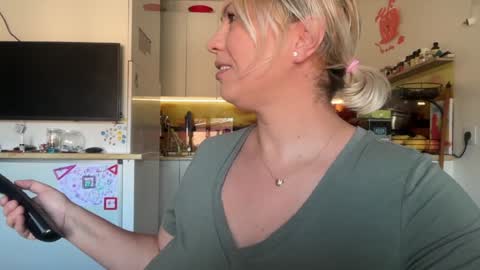 KiraDivine online show from 09.20.25