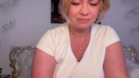 KiraDivine online show from 11.28.25