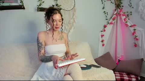 Snapshot of kiralotus chatting on 10.24.25 little vampire online show from 10.24.25