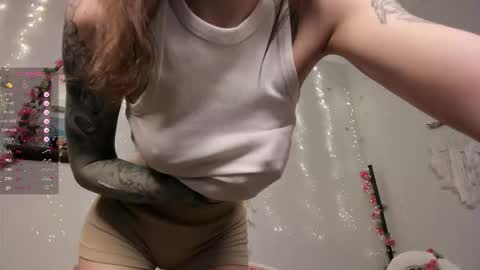 Snapshot of kiralotus chatting on 02.02.26 little vampire online show from 02.02.26