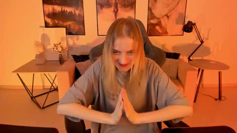 Snapshot of kiramontoyaa chatting on 03.05.25 Kira online show from 03.05.25