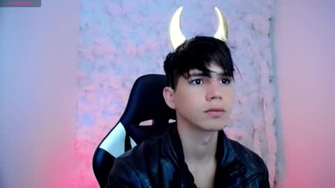 kiss_whitee online show from 10.19.25