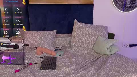 Kissing Company online show from 02.25.25