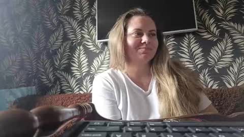 kissmelory online show from 11.10.25