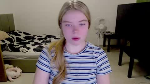 Snapshot of kitten_jenny01 chatting on 12.01.24 Jennyblonde and Emmabrunette online show from 12.01.24
