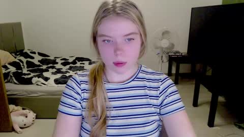 Snapshot of kitten_jenny01 chatting on 12.01.24 Jennyblonde and Emmabrunette online show from 12.01.24