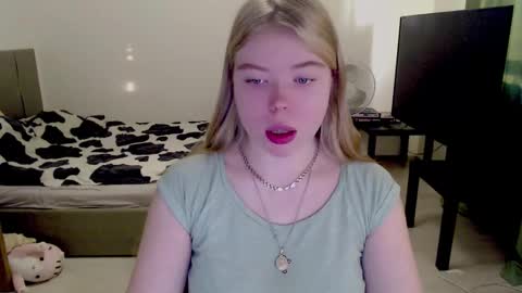 Snapshot of kitten_jenny01 chatting on 12.04.24 Jennyblonde and Emmabrunette online show from 12.04.24