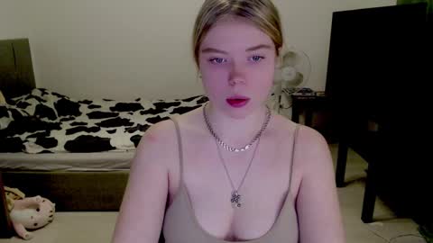 Snapshot of kitten_jenny01 chatting on 12.06.24 Jennyblonde and Emmabrunette online show from 12.06.24