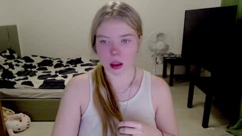 Snapshot of kitten_jenny01 chatting on 12.08.24 Jennyblonde and Emmabrunette online show from 12.08.24