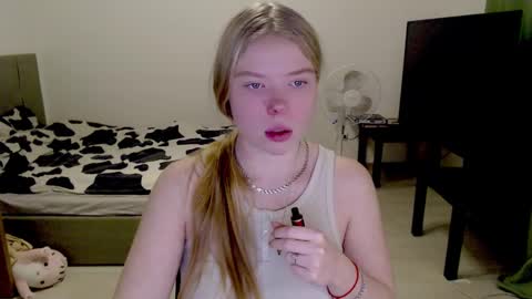 Snapshot of kitten_jenny01 chatting on 12.08.24 Jennyblonde and Emmabrunette online show from 12.08.24