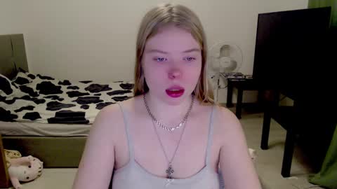Snapshot of kitten_jenny01 chatting on 12.09.24 Jennyblonde and Emmabrunette online show from 12.09.24