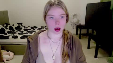 Snapshot of kitten_jenny01 chatting on 12.13.24 Jennyblonde and Emmabrunette online show from 12.13.24