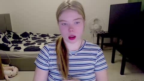 Snapshot of kitten_jenny01 chatting on 12.14.24 Jennyblonde and Emmabrunette online show from 12.14.24