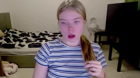Snapshot of kitten_jenny01 chatting on 12.15.24 Jennyblonde and Emmabrunette online show from 12.15.24
