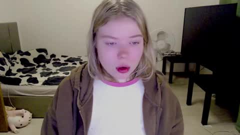Snapshot of kitten_jenny01 chatting on 12.18.24 Jennyblonde and Emmabrunette online show from 12.18.24