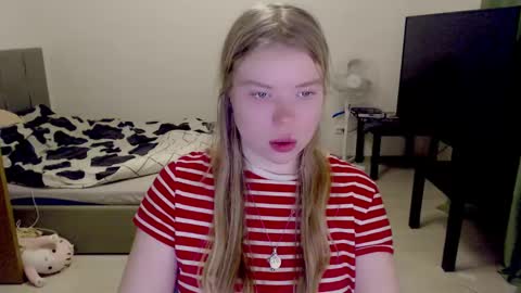 Snapshot of kitten_jenny01 chatting on 12.28.24 Jennyblonde and Emmabrunette online show from 12.28.24