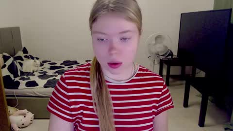 Snapshot of kitten_jenny01 chatting on 01.11.25 Jennyblonde and Emmabrunette online show from 01.11.25