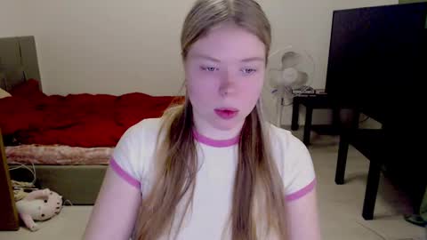Snapshot of kitten_jenny01 chatting on 01.15.25 Jennyblonde and Emmabrunette online show from 01.15.25
