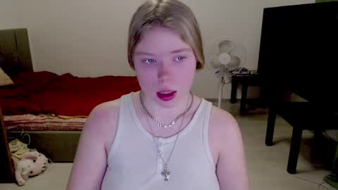 Snapshot of kitten_jenny01 chatting on 01.28.25 Jennyblonde and Emmabrunette online show from 01.28.25