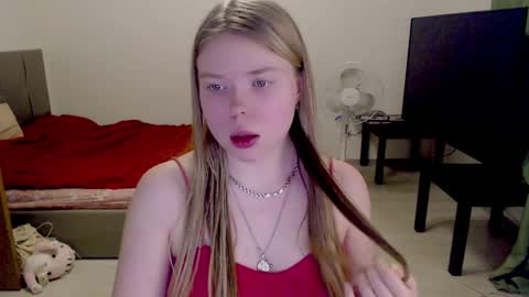 Snapshot of kitten_jenny01 chatting on 02.04.25 Jennyblonde and Emmabrunette online show from 02.04.25