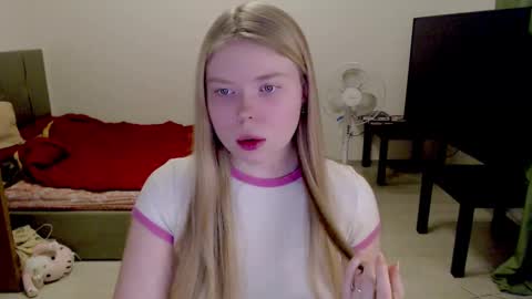 Snapshot of kitten_jenny01 chatting on 02.05.25 Jennyblonde and Emmabrunette online show from 02.05.25