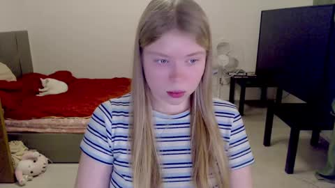 Snapshot of kitten_jenny01 chatting on 02.08.25 Jennyblonde and Emmabrunette online show from 02.08.25