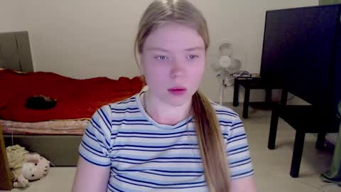 Snapshot of kitten_jenny01 chatting on 02.09.25 Jennyblonde and Emmabrunette online show from 02.09.25