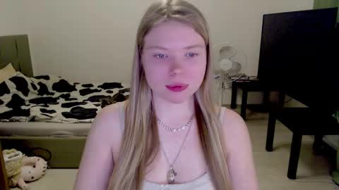 Snapshot of kitten_jenny01 chatting on 02.18.25 Jennyblonde and Emmabrunette online show from 02.18.25