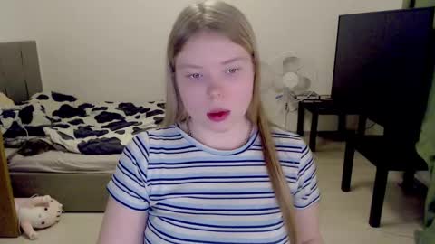 Snapshot of kitten_jenny01 chatting on 02.21.25 Jennyblonde and Emmabrunette online show from 02.21.25