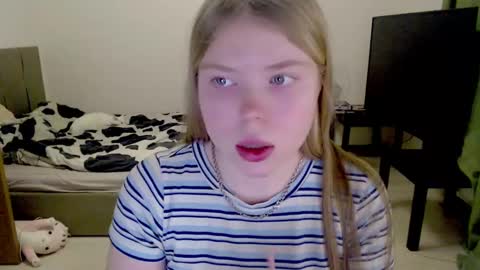 Snapshot of kitten_jenny01 chatting on 02.22.25 Jennyblonde and Emmabrunette online show from 02.22.25