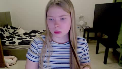 Snapshot of kitten_jenny01 chatting on 02.23.25 Jennyblonde and Emmabrunette online show from 02.23.25