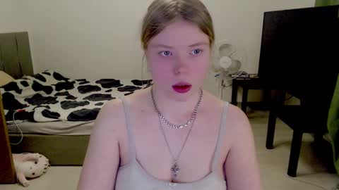 Snapshot of kitten_jenny01 chatting on 03.01.25 Jennyblonde and Emmabrunette online show from 03.01.25