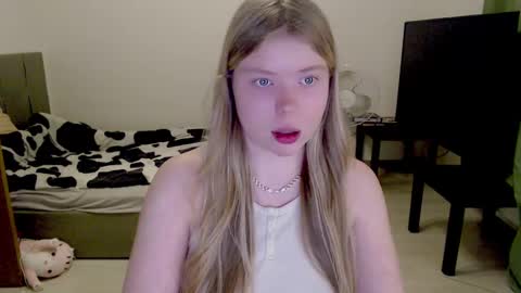 Snapshot of kitten_jenny01 chatting on 03.08.25 Jennyblonde and Emmabrunette online show from 03.08.25