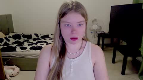 Snapshot of kitten_jenny01 chatting on 03.08.25 Jennyblonde and Emmabrunette online show from 03.08.25