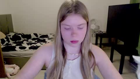 Snapshot of kitten_jenny01 chatting on 03.09.25 Jennyblonde and Emmabrunette online show from 03.09.25
