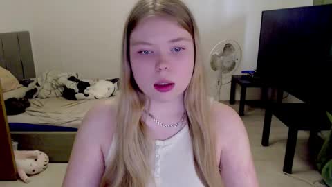 Snapshot of kitten_jenny01 chatting on 09.22.25 Jennyblonde and Emmabrunette online show from 09.22.25