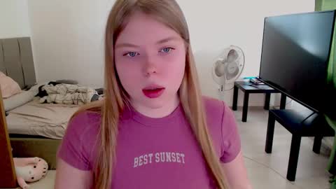 Snapshot of kitten_jenny01 chatting on 09.28.25 Jennyblonde and Emmabrunette online show from 09.28.25