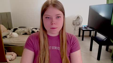 Snapshot of kitten_jenny01 chatting on 09.29.25 Jennyblonde and Emmabrunette online show from 09.29.25