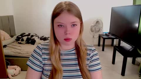 Snapshot of kitten_jenny01 chatting on 09.30.25 Jennyblonde and Emmabrunette online show from 09.30.25