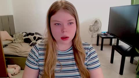 Snapshot of kitten_jenny01 chatting on 10.01.25 Jennyblonde and Emmabrunette online show from 10.01.25
