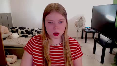 Snapshot of kitten_jenny01 chatting on 10.02.25 Jennyblonde and Emmabrunette online show from 10.02.25