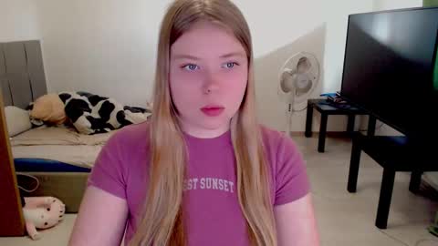 Snapshot of kitten_jenny01 chatting on 10.07.25 Jennyblonde and Emmabrunette online show from 10.07.25