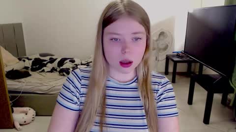 Snapshot of kitten_jenny01 chatting on 10.13.25 Jennyblonde and Emmabrunette online show from 10.13.25
