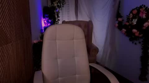 Snapshot of kitten_murray chatting on 10.19.25 barbara online show from 10.19.25