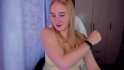 Snapshot of kitten_sun chatting on 10.12.25 kitten_sun online show from 10.12.25