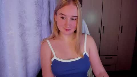 Snapshot of kitten_sun chatting on 10.18.25 kitten_sun online show from 10.18.25