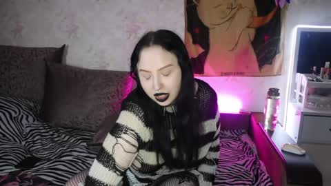 Hey  Im Ellie  if you like me and like my show give me a thumbs up hehe online show from 06.01.26