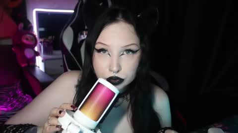 Hey  Im Ellie  if you like me and like my show give me a thumbs up hehe online show from 07.17.26