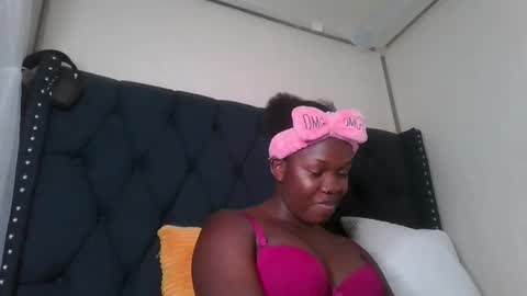 Snapshot of kitty_kerry chatting on 10.29.25 kitty_kerry online show from 10.29.25